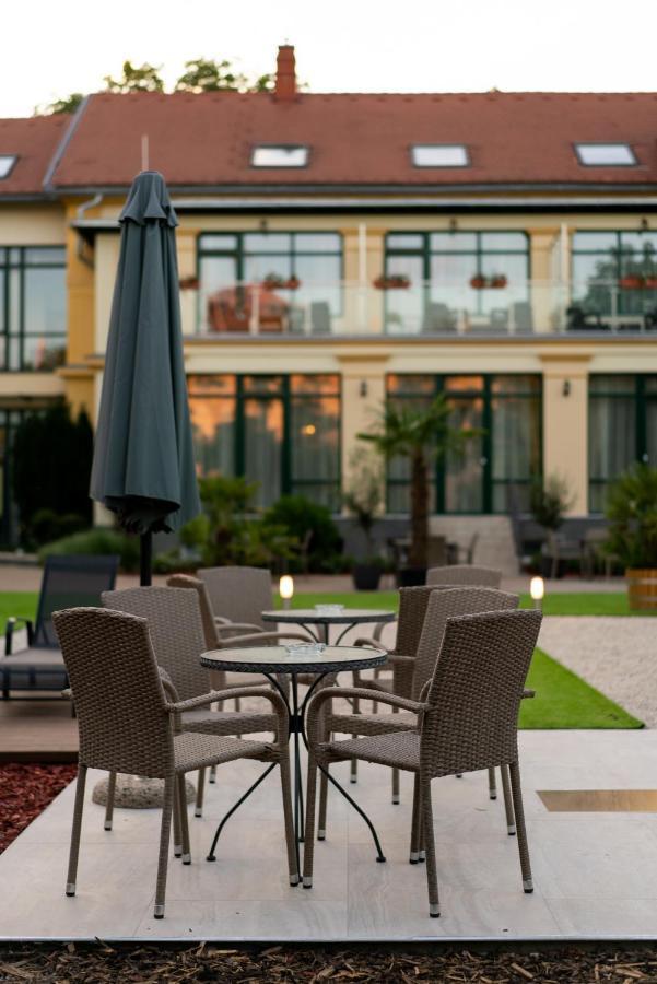 Elizabeth Hotel Дьюла Экстерьер фото