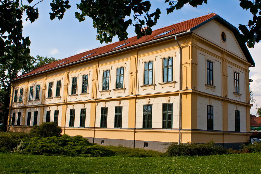 Elizabeth Hotel Дьюла Экстерьер фото
