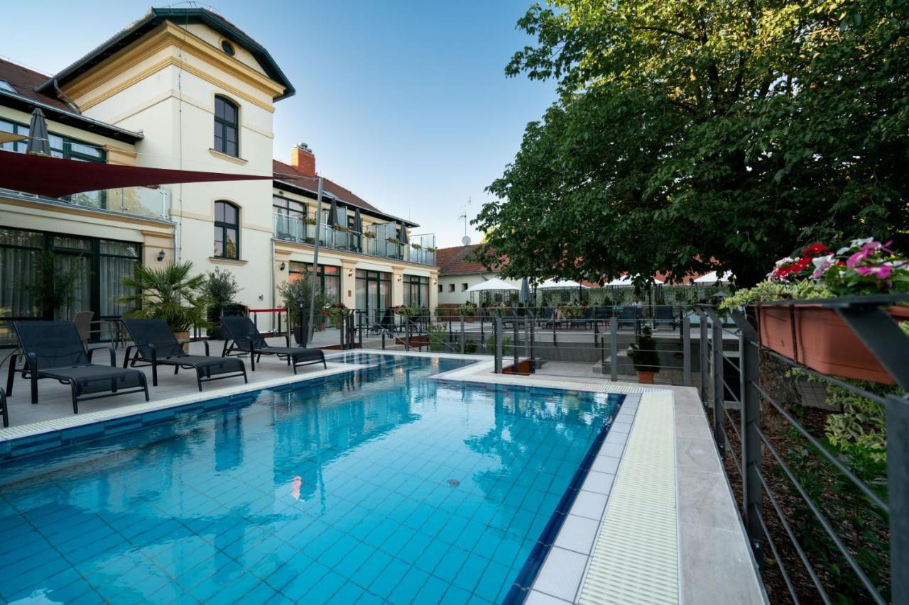 Elizabeth Hotel Дьюла Экстерьер фото
