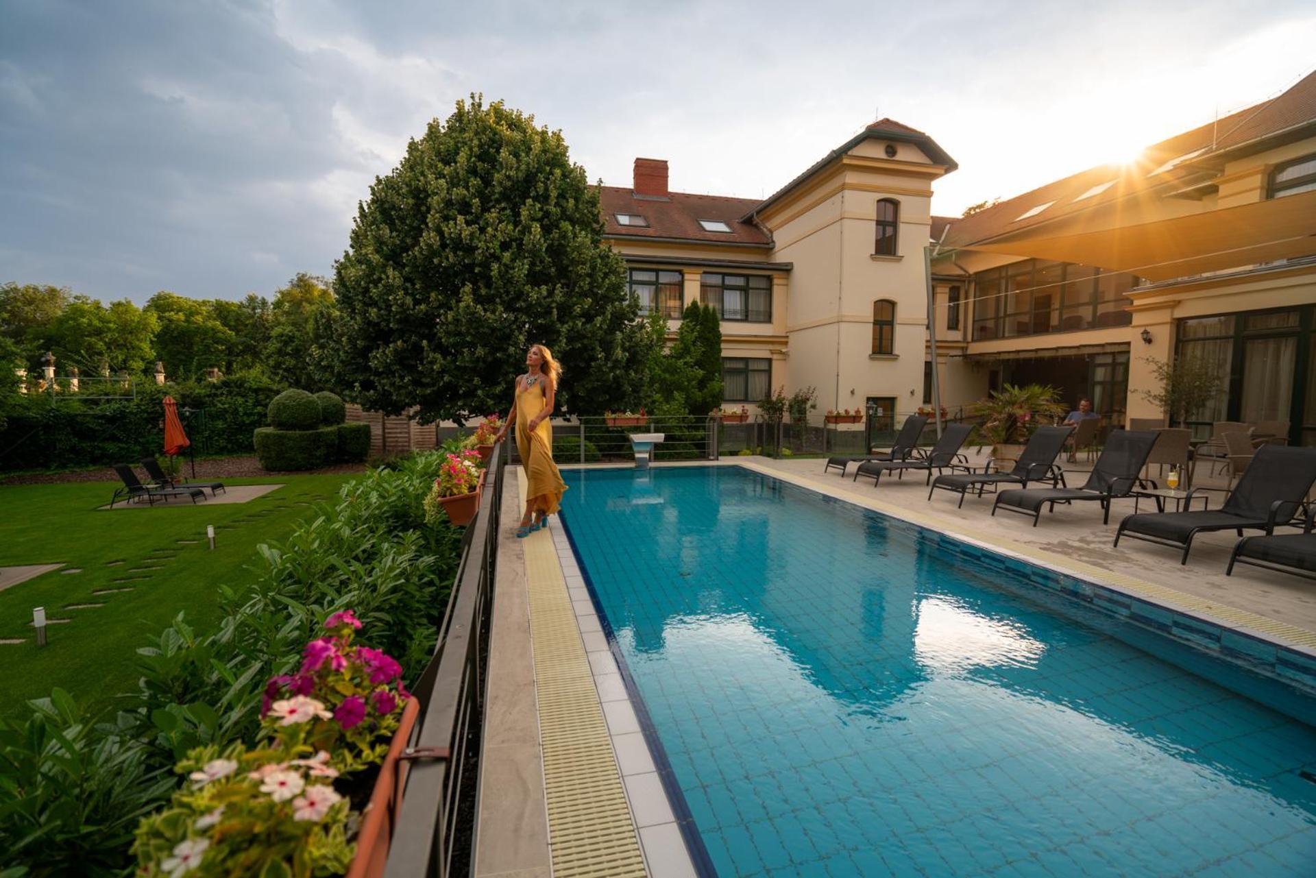 Elizabeth Hotel Дьюла Экстерьер фото